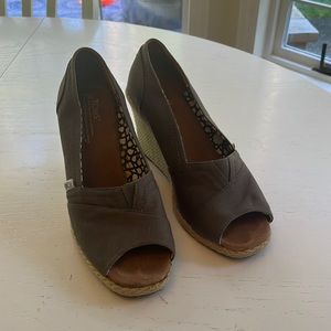 Tom’s wedge sandles